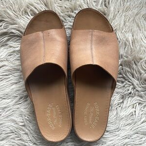 Kork-Ease Tutsi beige leather sandal size 10